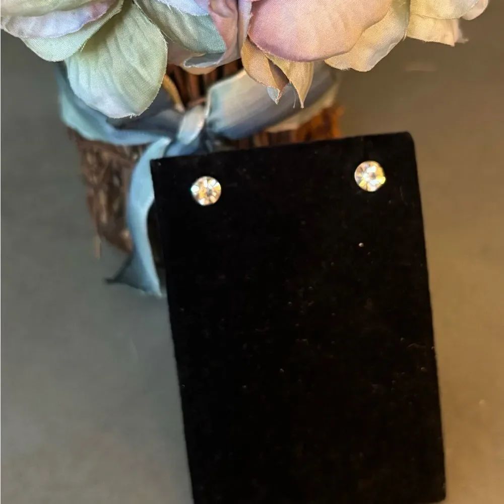 New! Women’s Dainty Silver Stud Earrings NWT Juliet Made for Sensitive Skin
